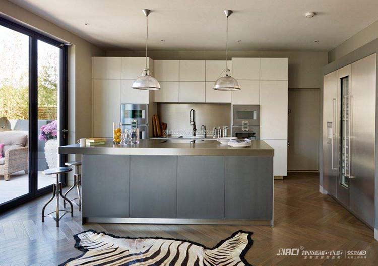 自己打制的橱柜好还是直接买品牌橱柜好？