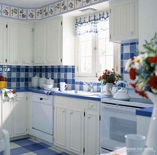 请问一般热水器连煤气管道的那根管是硬管还是软管？是在橱柜上打洞穿过柜体连煤气管道吗？