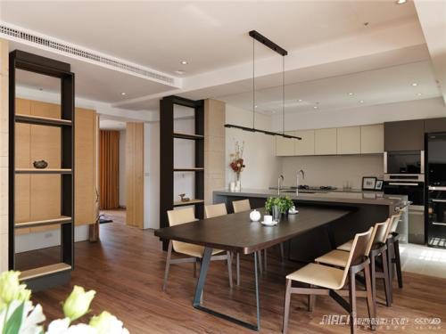 橱柜下的裙板是怎样安装上去的？是干什么用的？