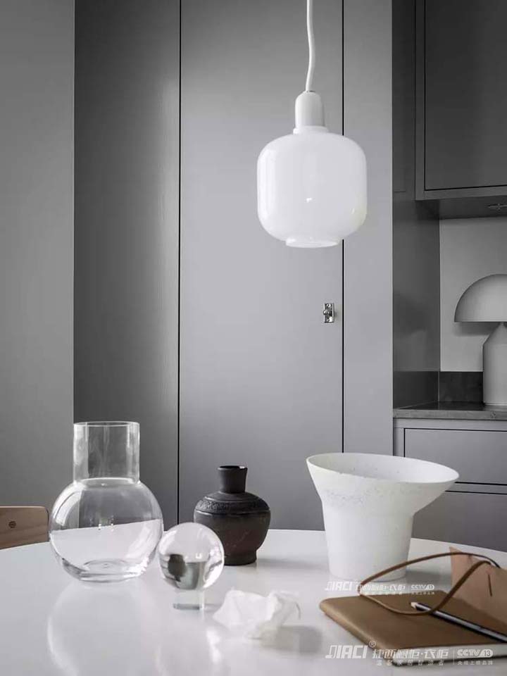 橱柜一般离墙多厚？地柜离地多高？吊柜离顶多少？中间吊柜和地柜距离多少？？？