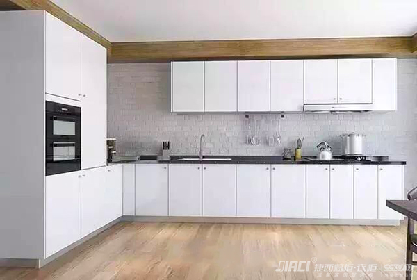 请问,怎么调整橱柜门高低不齐？