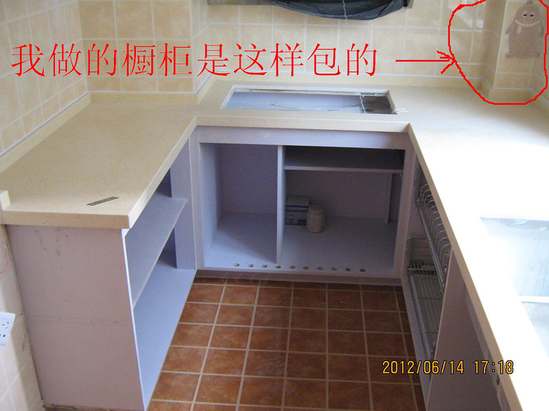 装修时煤气管道没用橱柜包上，现在露在外面，用什么可以装饰一下？