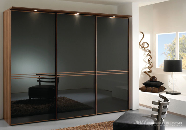 求解烤漆家具怎么样？烤漆衣柜好不好？