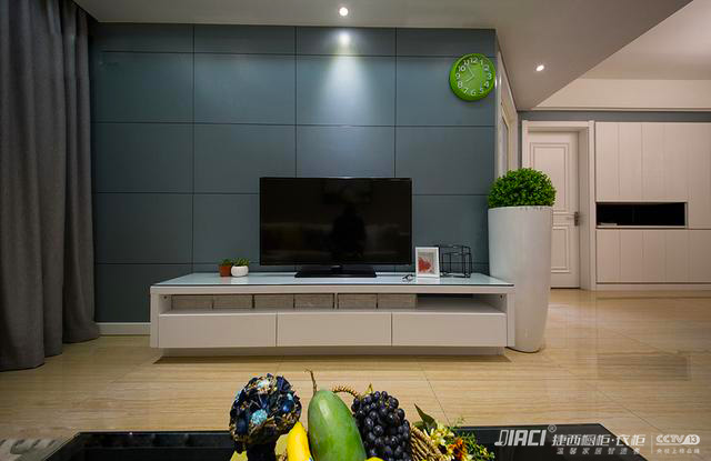 定制的电视柜摆放在客厅哪里好？