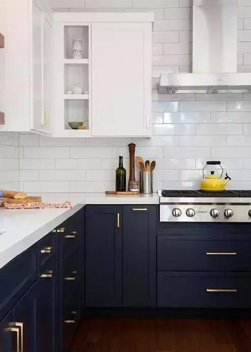 厨房水槽的正下方需要做橱柜吗？