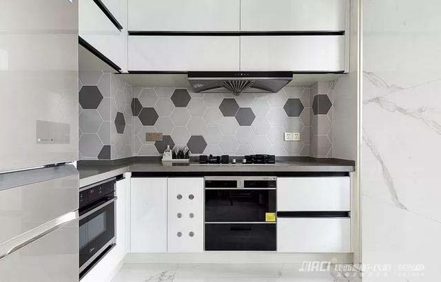 橱柜门用吸塑板好还是亚克力板好.