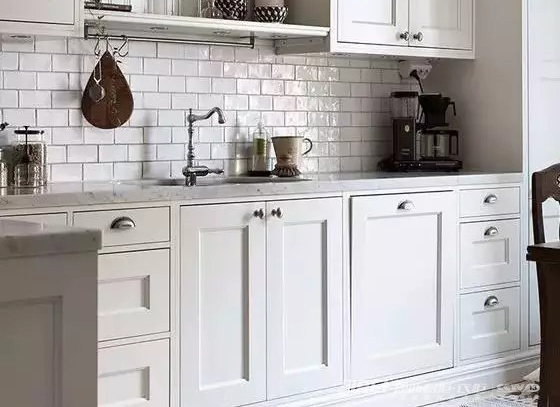 橱柜里隔板上的油渍怎么清除掉？