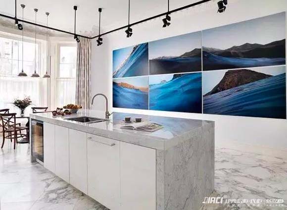 橱柜门的后面，连接着门和柜体的类似不锈钢东西是什么？