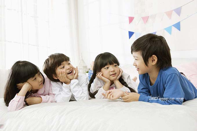 中美孩子家务清单对比，说说你家宝宝几岁学会铺床的？