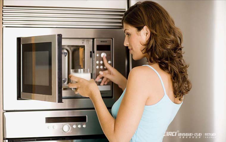 早上起床微波炉热牛奶，到底可不可取？