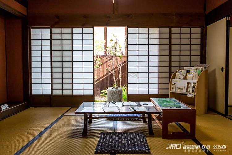 为什么日本人喜欢在榻榻米睡觉？