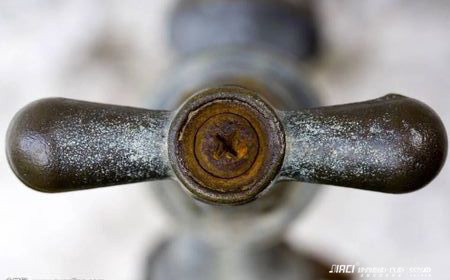 水龙头为什么会出现漏水的现象？厨房水龙头更换拆卸图解