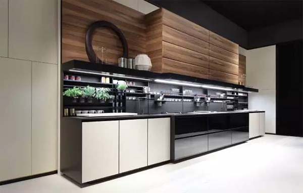 厨房水槽的下面橱柜里面有很大的异味怎么解决？