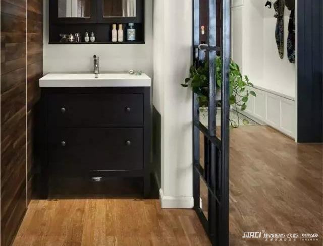 浴室柜排水管的位置怎么确定？