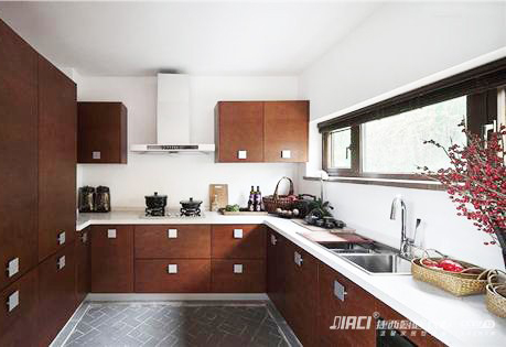 厨房纱窗上有一层厚厚的油灰，有什么清理的小妙招吗？