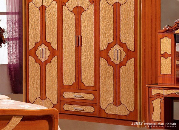 用多层实木板定制衣柜多少钱一米？