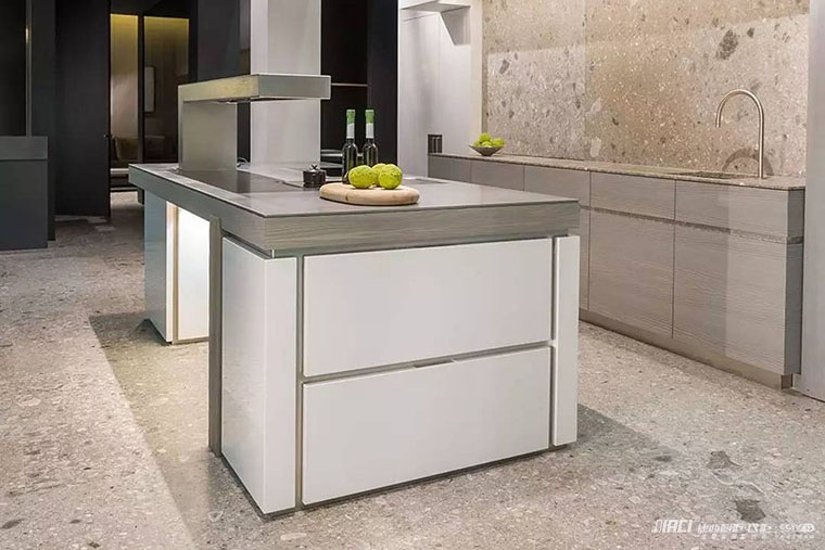 厨房橱柜是用吸塑门板还是烤漆门板？