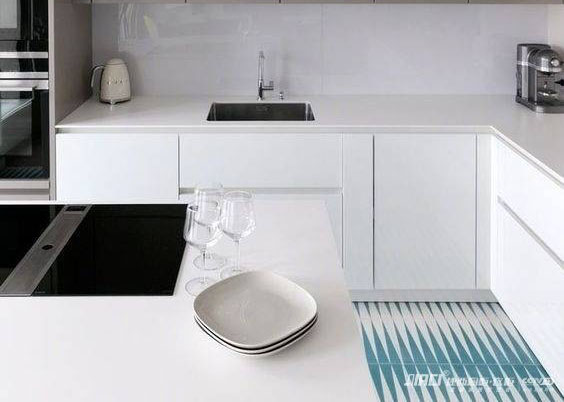 厨房吊顶和橱柜应该谁先安装？