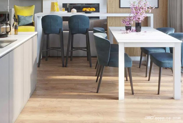 一个供六人使用的餐桌有多大？