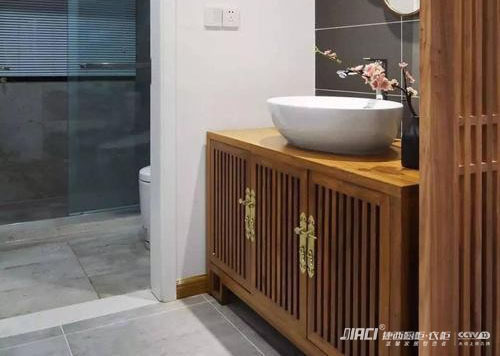 浴室柜是选实木柜好还是PVC柜的好？