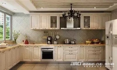 厨房置物件挂在墙上好还是放在台面上的好？