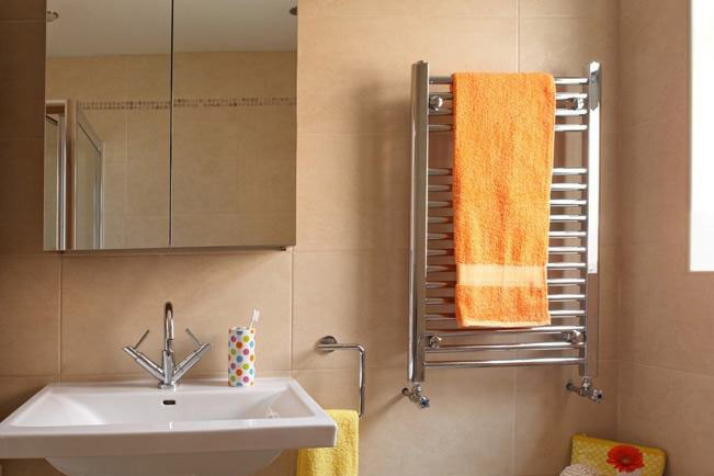 浴室柜靠墙安装还是两边各留点距离好？