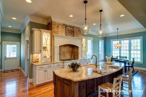 封闭式厨房卫生间的开关装在哪里比较好？