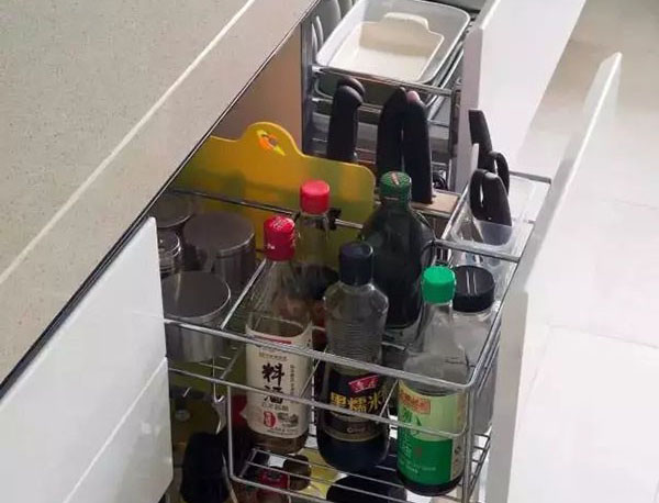 自己怎么去安装橱柜拉篮？