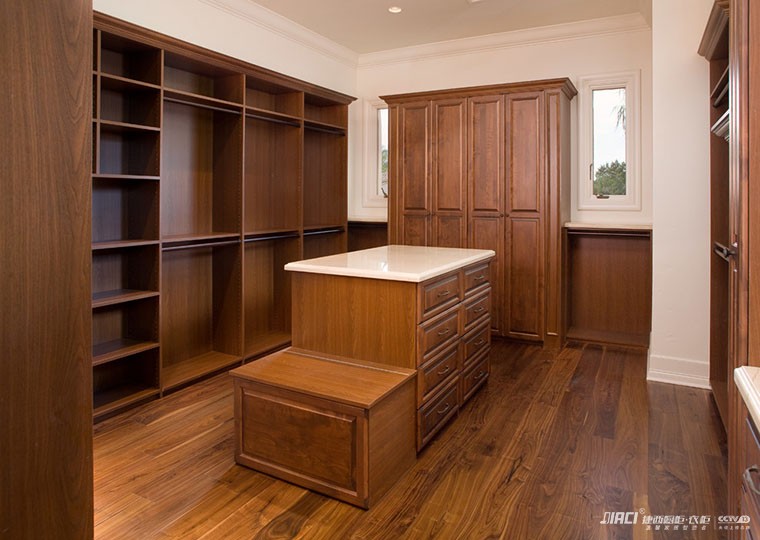 衣帽间是单独定制一个房间好还是从卧室隔一块好？