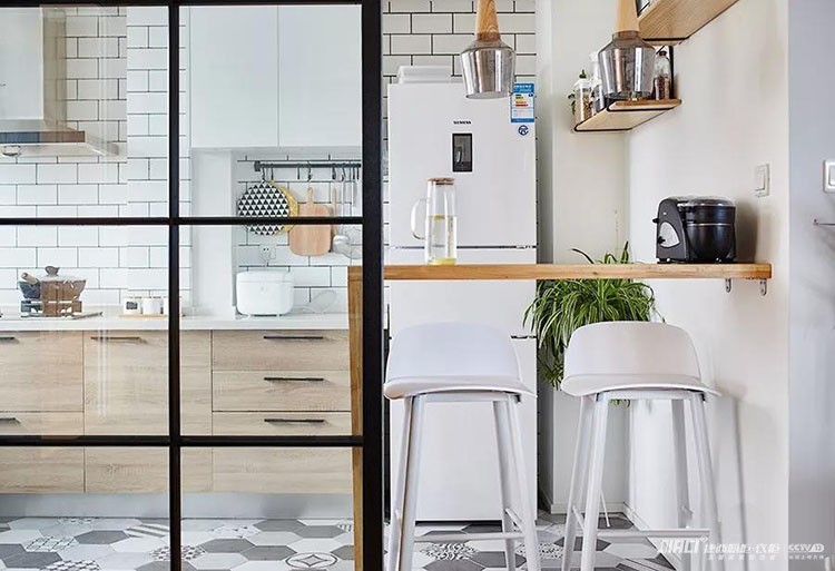 封闭式厨房还想加一个小吧台怎么设计，厨房面积不算大~