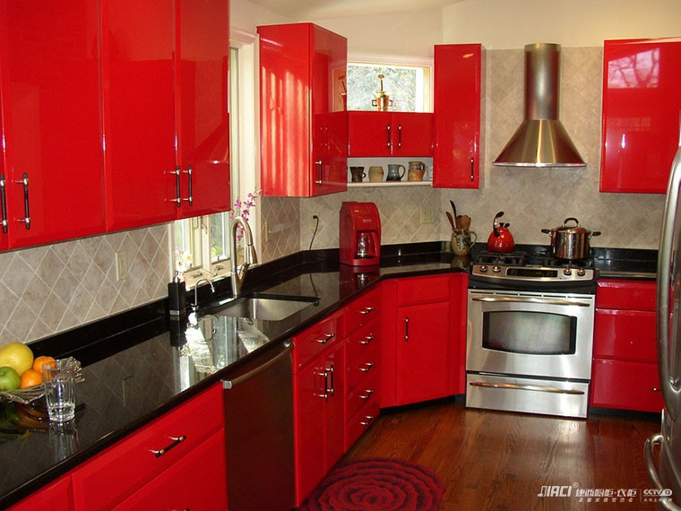 厨房装修所有的材料一起大概需要多少钱？