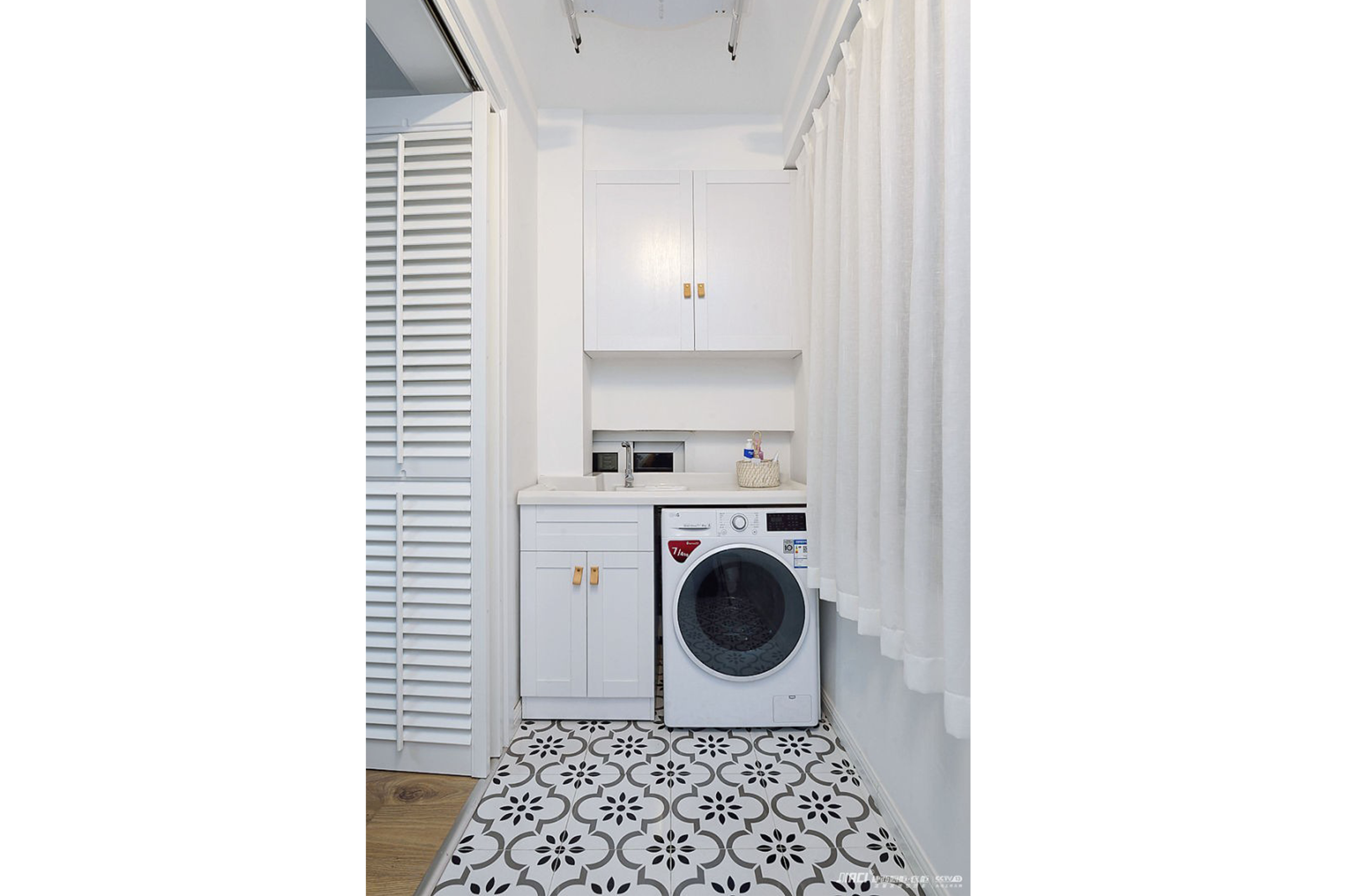 如何确定阳台洗衣柜的尺寸大小？