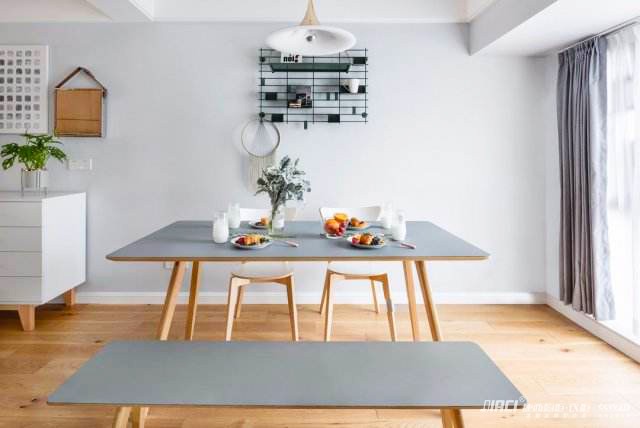 白色为主的客厅餐厅，配什么颜色的餐桌、沙发？