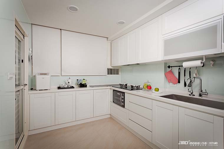 白色橱柜搭配什么颜色的墙砖好？