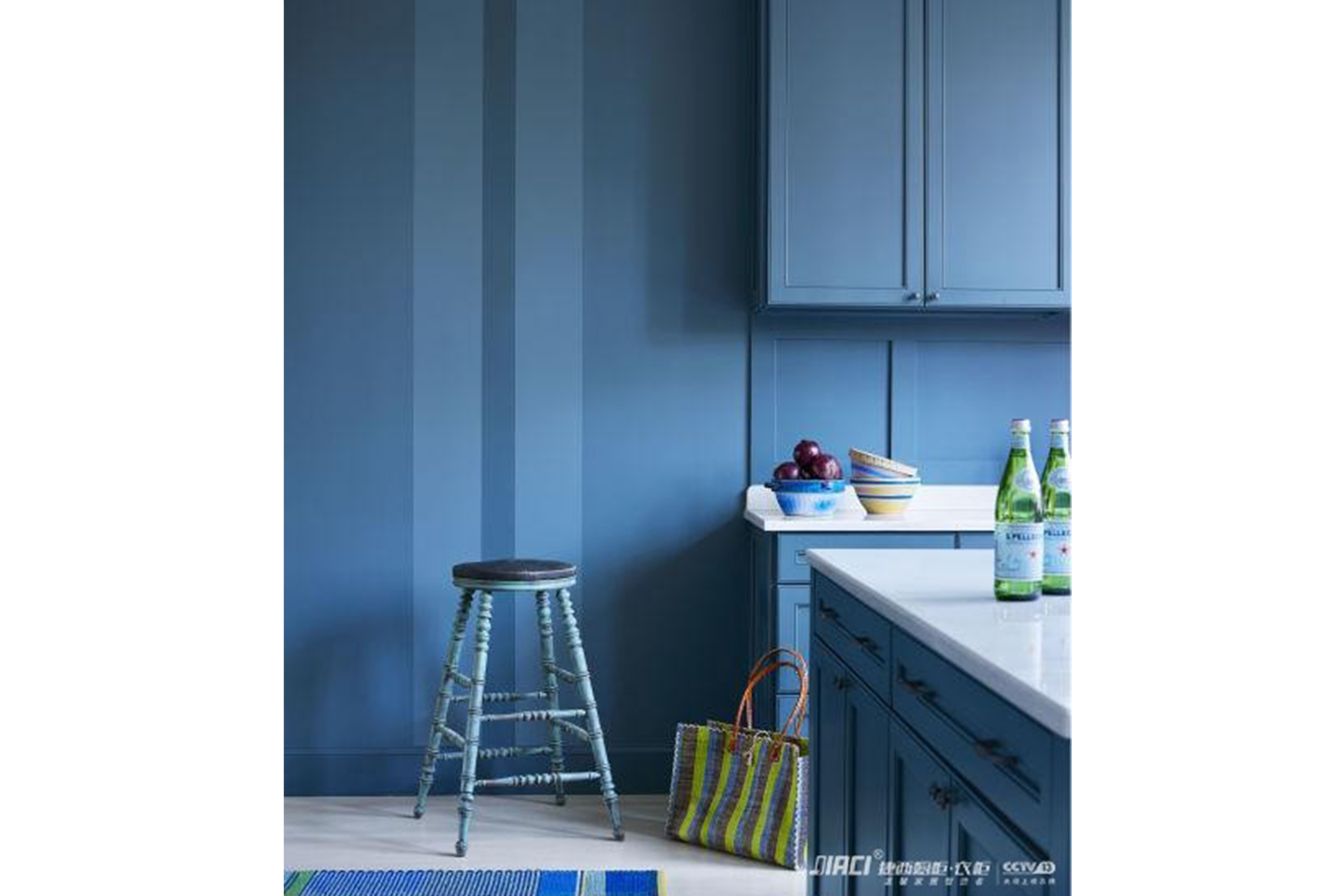 为什么整体橱柜的门板和柜体不用同一个颜色？