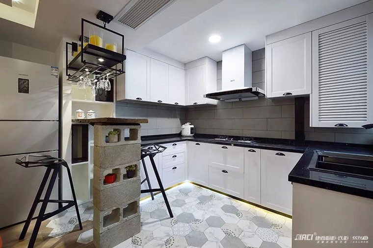 台面下面做铝合金龙骨好还是用垫板好？