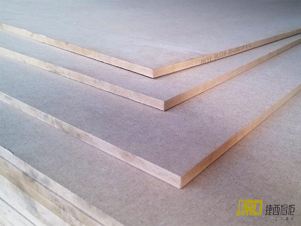 内行人才知道的真相！实木颗粒板和密度板到底差在哪儿？