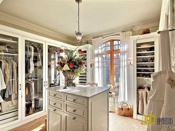 卧室别傻傻买大衣柜了，直接这样设计衣柜，省钱又不占地！
