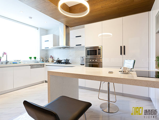 厨房的墙壁上贴瓷砖好，还是墙纸好？