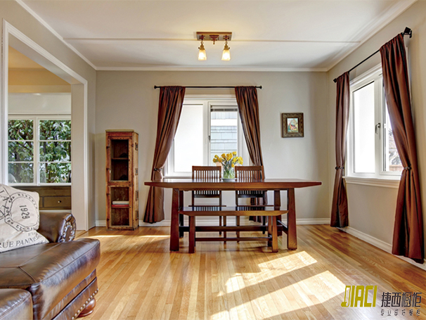 地面铺复合地板到底好不好？老师傅一句话点醒了我！