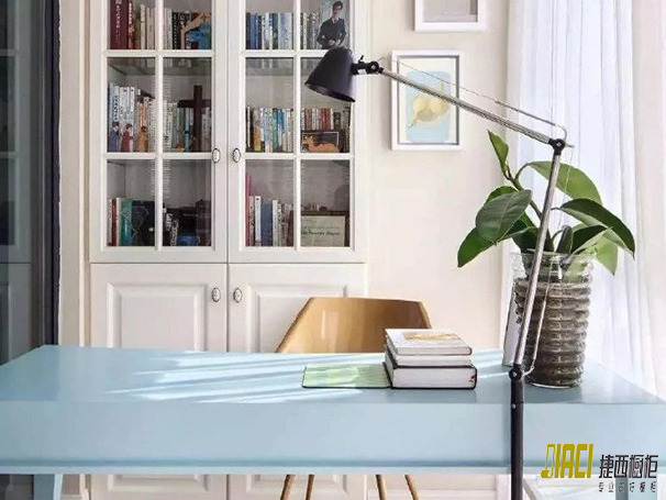 用阳台改造的定制工作区，阳台小空间改造大不同！