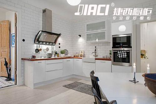 保持厨房简单纯净 小技巧让白色橱柜不发黄