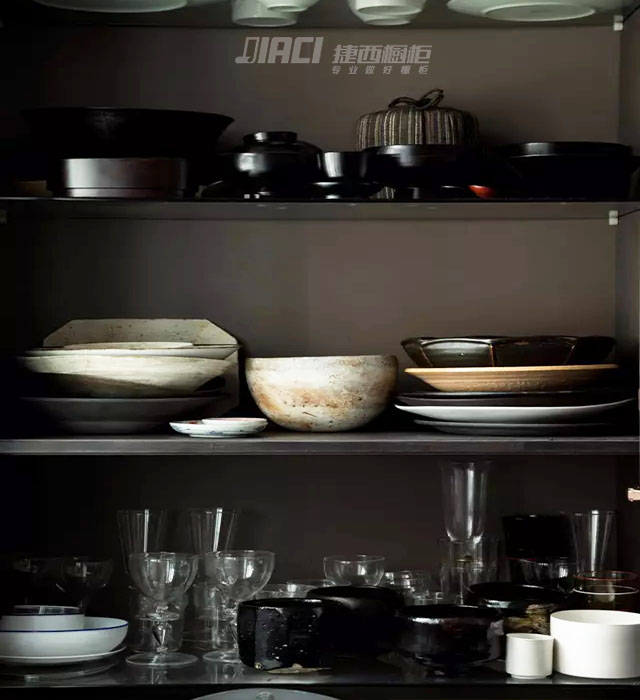 美女爆改厨房！没想到10㎡竟能容纳500件食器