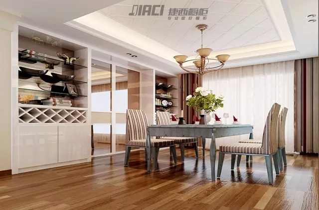 酒柜装在厨房门上，既省空间，还显高档！