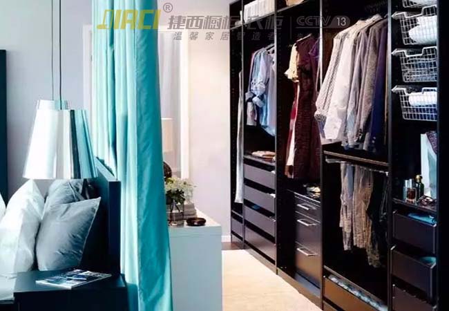 入墙式捷西衣柜装对了，等于多了一个豪华衣帽间！
